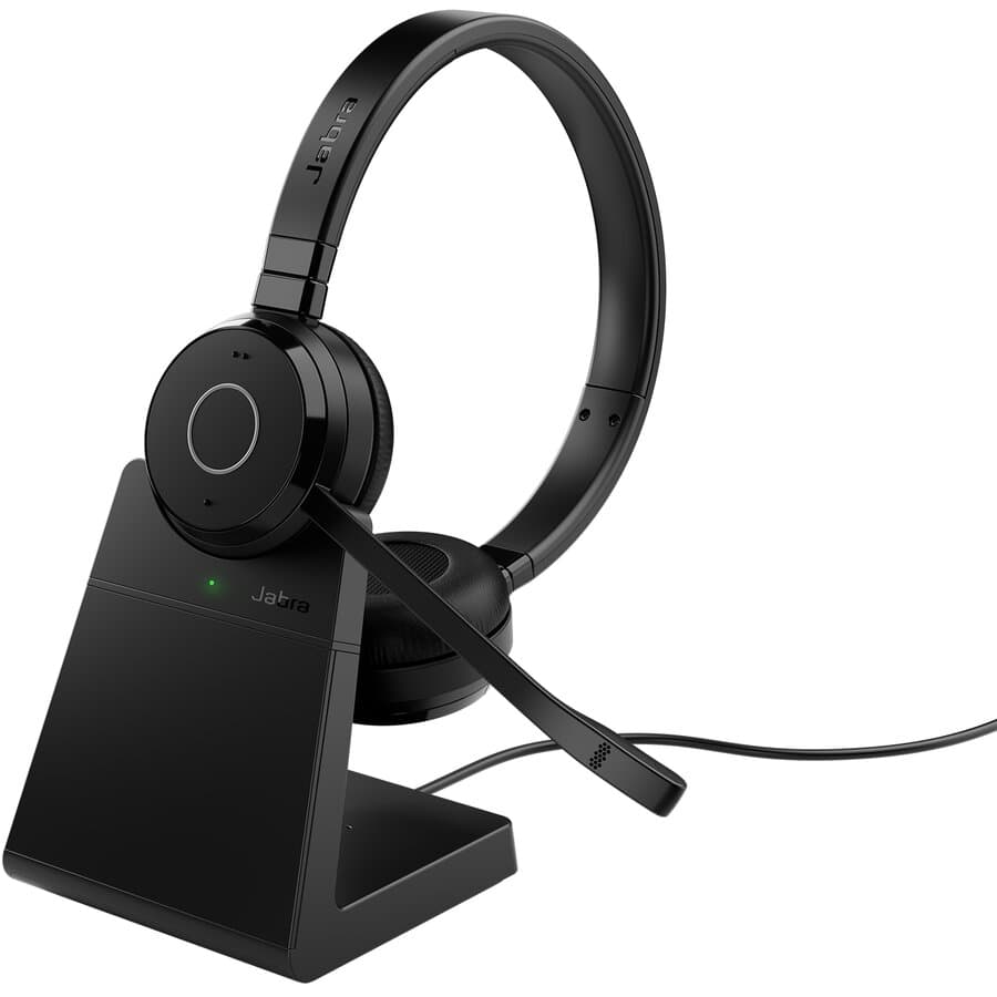 Cască Jabra Evolve 65 TE UC Stereo neagră, așezată pe standul de încărcare inclus